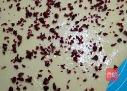 Illustration of how to make cream cranberry layer buns 8