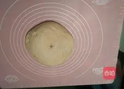 Illustration of how to make meat floss bread 4