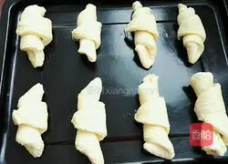 Illustration of how to make croissants 19