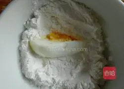Illustration of how to make fried eggs with bread crumbs 3