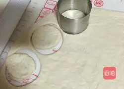 Black Pepper Pork and Onion Bread Recipe Illustration 7