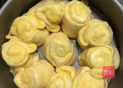 Illustration of how to make flower-shaped coconut bread 4