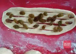 Illustration of how to make raisin bread rolls 7