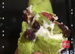 Illustration of how to make matcha mochi bread 13