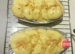 Illustration of how to make butter coconut hand-shredded bread 6