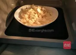 Illustration of making homemade bread crumbs 8