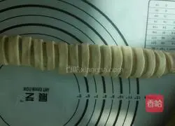 Illustration of how to make caterpillar bread 8