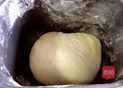 Illustration of how to make caterpillar bread 3