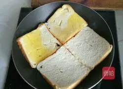 Illustration of how to make tuna sandwich and tuna vinaigrette salad 3