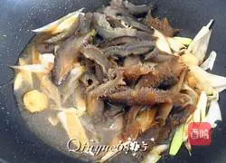 Illustration of how to cook sea cucumber with abalone sauce and green onion 6