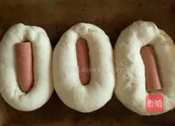Illustration of how to make sausage bread 12