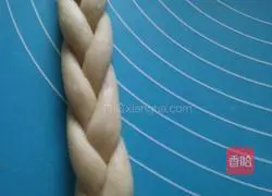 Illustration of how to make crispy braided bread 5