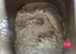 Illustration of how to make honey red bean evaporated milk bread cubes 1