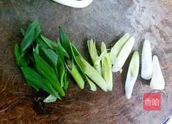 Illustration of how to make garlic twice-cooked pork 3