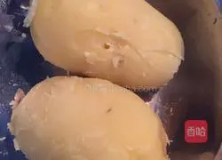 Illustration of how to make salad mashed potato balls 1