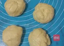 Illustration of how to make ham sausage flower bread 8