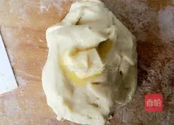 Illustration of how to make caterpillar bread 6