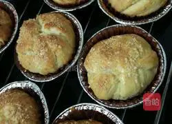 Illustration of how to make light cream hand-shredded coconut buns 17