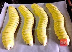 Illustration of how to make caterpillar bread 9