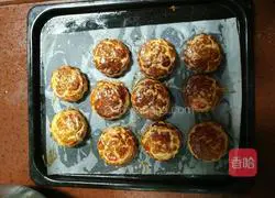 Illustration of how to make Cantonese cream coconut egg yolk filling mooncake 12