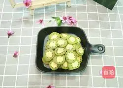 Illustration of how to make kiwi biscuits with green juice 1