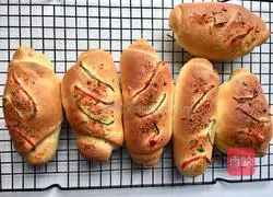 Illustration of how to make scallion spicy bread rolls 13
