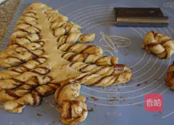 Illustration of how to make Christmas tree bread 10
