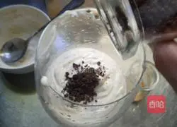 Illustration of how to make biscuit milkshake 9