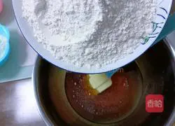 Illustration of how to make egg yolk and bean paste mooncakes 4