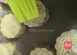 Cantonese-style mooncake (egg yolk and white lotus paste) recipe 15