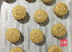 Illustration of how to make egg yolk and lotus paste mooncakes 6