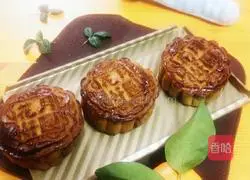 Illustration of how to make egg yolk and white lotus paste mooncakes 11