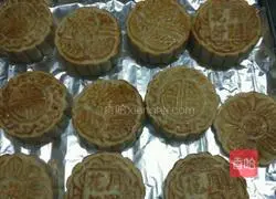 Illustration of how to make five-nut mooncakes 6