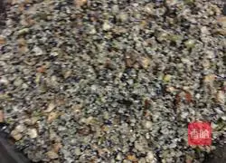 Illustration of how to make five-nut mooncake filling 3