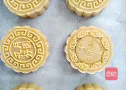 Illustration of how to make five-nut mooncakes 12