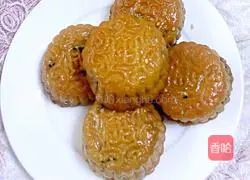 Illustration of making five-nut mooncakes 5