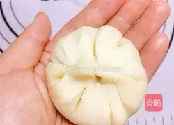 Illustration of how to make fresh meat mooncakes 16