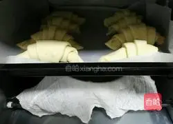 Illustration of making meat floss bread 12