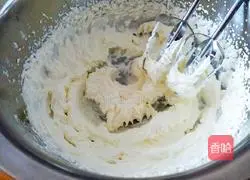 Illustration of how to make strawberry Oreos 13