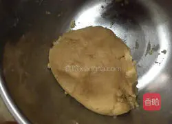 Illustration of making Cantonese-style mooncakes with bean paste and egg yolk 3