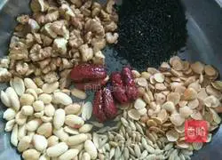 Illustration of how to make five-nut mooncake filling 1