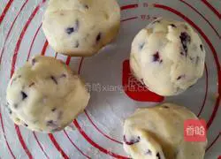 Illustration of how to make colorful cranberry cookies 7