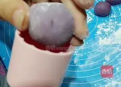 Illustration of how to make purple sweet potato and rose bean paste mooncakes 14