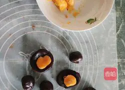 Illustration of homemade snowskin egg yolk mooncakes 5