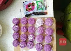 Purple Illustration of how to make potato bean paste mooncakes 3