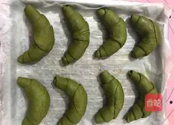 Spinach Illustration of how to make croissants 13