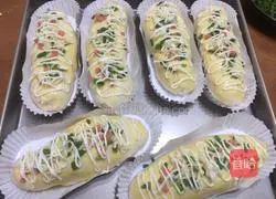 Illustration of how to make chive cheese bread 18