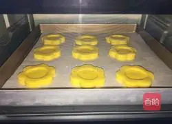 Illustration of how to make blueberry jam cookies 11