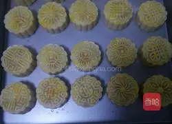 Illustration of how to make egg yolk and lotus paste mooncakes 7