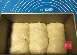 Illustration of how to make dried cranberry toast 8